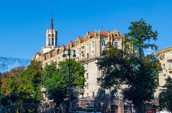 Kiev, Ucrania, 09 de agosto de 2018: Hermoso edificio en la calle de Kiev — Foto de Stock