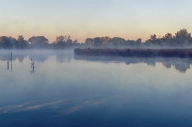 Sabah sis göl üzerinde yatay