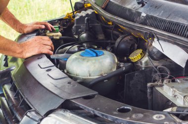 Tamirci'nın el bir araba motoru performans kontrol