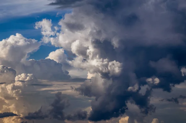 Όμορφα θυελλώδη πυκνά σύννεφα στον ουρανό, φόντο. — Φωτογραφία Αρχείου