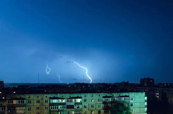 Åska med blixtar och åska över natten staden — Stockfoto