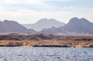 Ulusal parkta mavi su ile dağ manzara Ras Muhammed, Mısır.