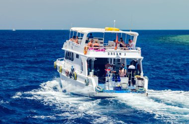 Şarm El Şeyh, Mısır 08 Mayıs 2019: Kızıldeniz'in berrak mavi sularında yelken yolcuları ile Pleasure turist tekne.
