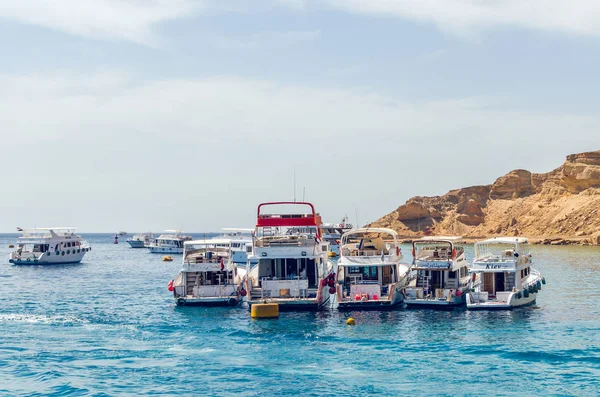 Sharm El Sheikh, Egito 08 de maio de 2019: Barcos de recreio turísticos no porto de Sharm El Sheikh . — Fotografia de Stock