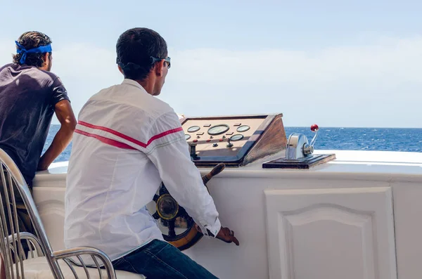 Шарм-еш-Шейх, Єгипет Травень 08, 2019: Капітан біля керма на човні туриста задоволення в гавані Шарм-Ель-Шейх. — стокове фото