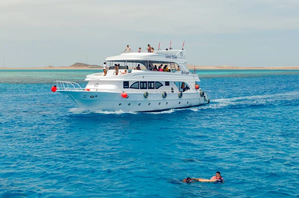Şarm El Şeyh, Mısır 08 Mayıs 2019: Kızıldeniz'in berrak mavi sularında yelken yolcuları ile Pleasure turist tekne.