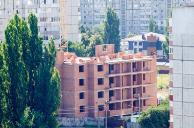 Tuğla ve beton bina inşaatı