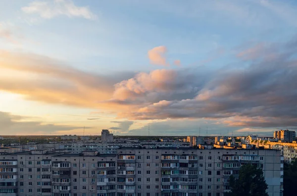 Красиві хмари під час заходу сонця над містом, міський пейзаж — стокове фото