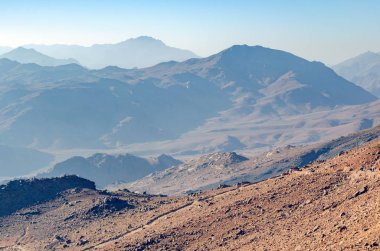 Güzel dağ manzarası, Sina Yarımadası 'nın Mısır' daki Musa Dağı manzarası.