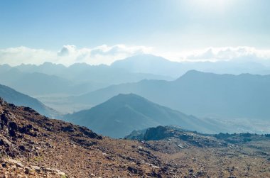 Güzel dağ manzarası, Sina Yarımadası 'nın Mısır' daki Musa Dağı manzarası.