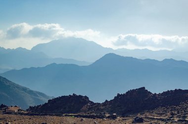 Güzel dağ manzarası, Sina Yarımadası 'nın Mısır' daki Musa Dağı manzarası.