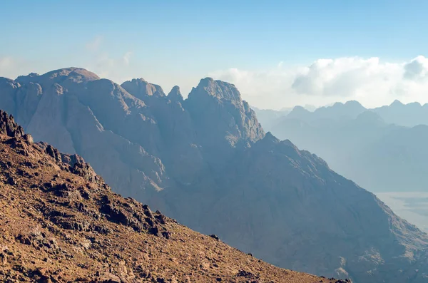 Hermoso paisaje de montaña, vista desde el Monte Moisés en Egipto en la península del Sinaí — Foto de Stock