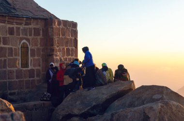 Sina Yarımadası, Mısır, 9 Mayıs 2019: Hacılar Musa Dağı'nda şafakla buluşuyor, Sina Yarımadası, Mısır.