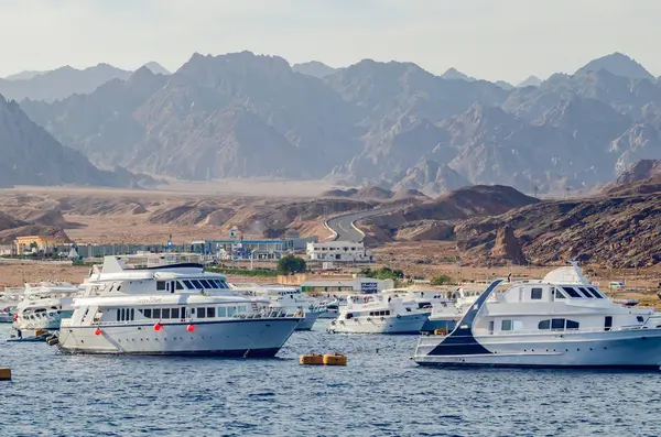 Şarm El Şeyh, Mısır 08 Mayıs 2019: Şarm El Şeyh limanında turistik zevk tekneleri.