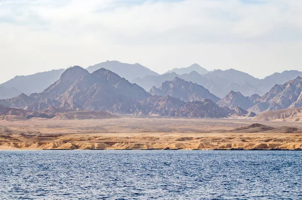 Mountain landscape with blue water in the national park Ras Mohammed, Egypt. — Stock Photo, Image