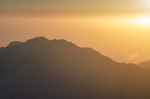 Vista desde la montaña de Moisés, un hermoso amanecer en las montañas de Egipto —  Fotos de Stock