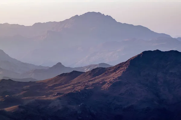 Vista desde la montaña de Moisés, un hermoso amanecer en las montañas de Egipto —  Fotos de Stock