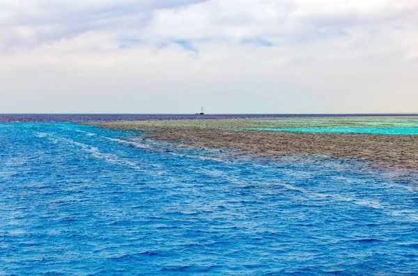 Kızıldeniz'de su yüzeyinin alttaki mercana bakan renkli dalgaları