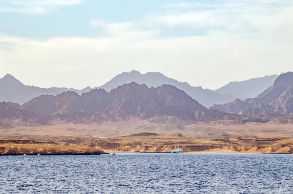Ορεινό τοπίο με γαλάζια νερά στο εθνικό πάρκο Ρας Μοχάμεντ, Αίγυπτος. — Φωτογραφία Αρχείου