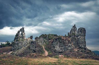Khust, Transcarpathia Ukrayna 'daki eski bir şatonun kalıntıları, gök gürültüsü bulutlarının arka planına karşı.