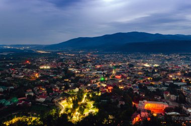 Khust, Transcarpathia Ukrayna akşam şehir üst görünümü