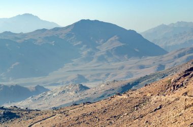 Güzel dağ manzarası, Sina Yarımadası 'nın Mısır' daki Musa Dağı manzarası.