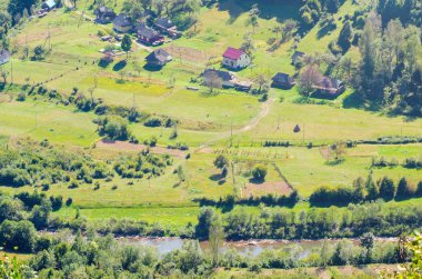Ukrayna Karpatlar, dağların bir vadide bir yerleşim, güzel manzara hava görünümü