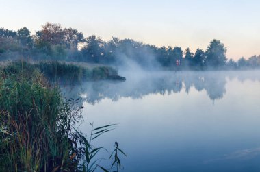 Sabah sis göl üzerinde yatay