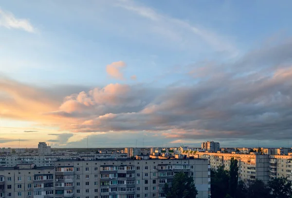 都市、都市景観の日没時の美しい雲 — ストック写真