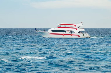 Şarm El Şeyh, Mısır 08 Mayıs 2019: Kızıldeniz'in berrak mavi sularında yelken yolcuları ile Pleasure turist tekne.