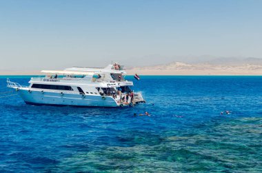 Şarm El Şeyh, Mısır 08 Mayıs 2019:Zevk yolcu gemisi mercan resifi yakınında duruyor, insanlar denizde yüzmek.