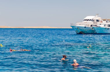 Şarm El Şeyh, Mısır 08 Mayıs 2019:Zevk yolcu gemisi mercan resifi yakınında duruyor, insanlar denizde yüzmek.