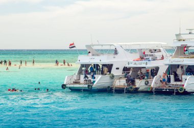 Şarm El Şeyh, Mısır 08 Mayıs 2019:Zevk yolcu gemisi mercan resifi yakınında duruyor, insanlar denizde yüzmek.