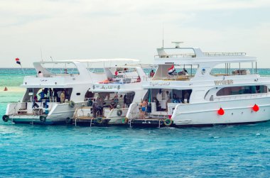 Şarm El Şeyh, Mısır 08 Mayıs 2019:Zevk yolcu gemisi mercan resifi yakınında duruyor, insanlar denizde yüzmek.