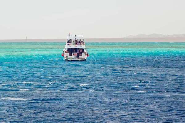 Sharm El Sheikh, Egito 08 de maio de 2019: Barco turístico agradável com passageiros navegando na água azul clara do Mar Vermelho . — Fotografia de Stock