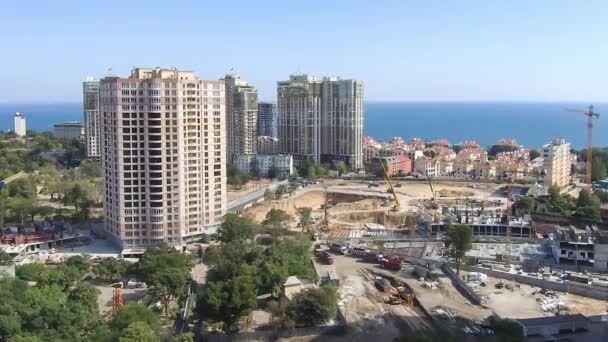 Timelapse Trabajo Las Grúas Sitio Construcción Sobre Fondo Del Mar — Vídeo de stock