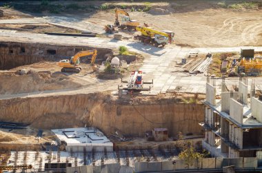 Şantiyenin havadan görünümü, yerleşim bölgesinde yeni bina inşaatı
