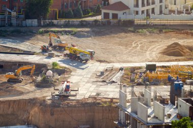Şantiyenin havadan görünümü, yerleşim bölgesinde yeni bina inşaatı