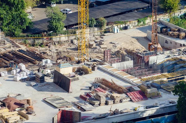 Letecký pohled na staveniště, výstavba nové budovy v obytném prostoru — Stock fotografie