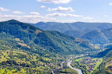 Ukrayna Karpatlar, dağların bir vadide bir yerleşim, güzel manzara hava görünümü