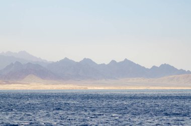 Ulusal parkta mavi su ile dağ manzara Ras Muhammed, Mısır.