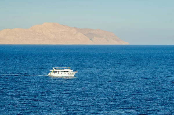 Τουριστικό σκάφος αναψυχής με τους επιβάτες που ταξιδεύουν στα καταγάλανα νερά της Ερυθράς Θάλασσας. — Φωτογραφία Αρχείου