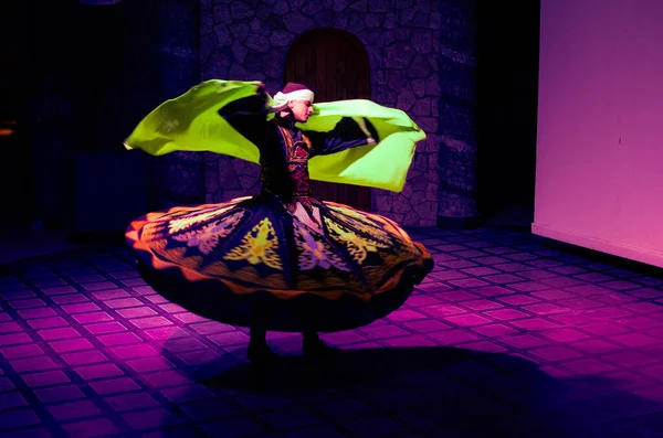 Sharm El Sheikh, Mısır, 11 Mayıs 2019: Tanoura halk dansı yapan Mısırlı adam.