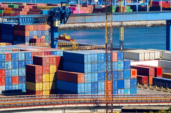Contenedores de carga apilados en la zona de almacenamiento del puerto marítimo de mercancías — Foto de stock gratis