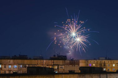 Evlerin çatısında güzel havai fişekler.