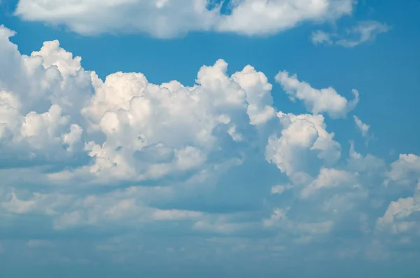 푸른 하늘 배경에 있는 아름다운 구름 — 스톡 사진