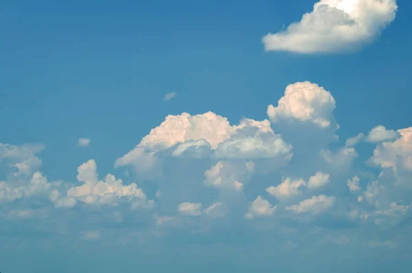 Nuvens bonitas em um fundo de céu azul — Fotografia de Stock