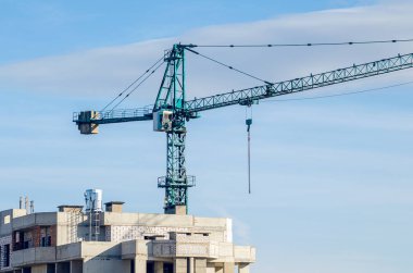 İnşaat alanı, gökyüzü arka planında kule vinci