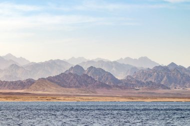 Ulusal parkta mavi su ile dağ manzara Ras Muhammed, Mısır.