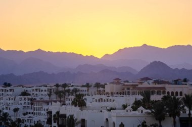 Gün batımında dağların arka planına karşı tatil otelleri, Sharm El Sheikh, Mısır